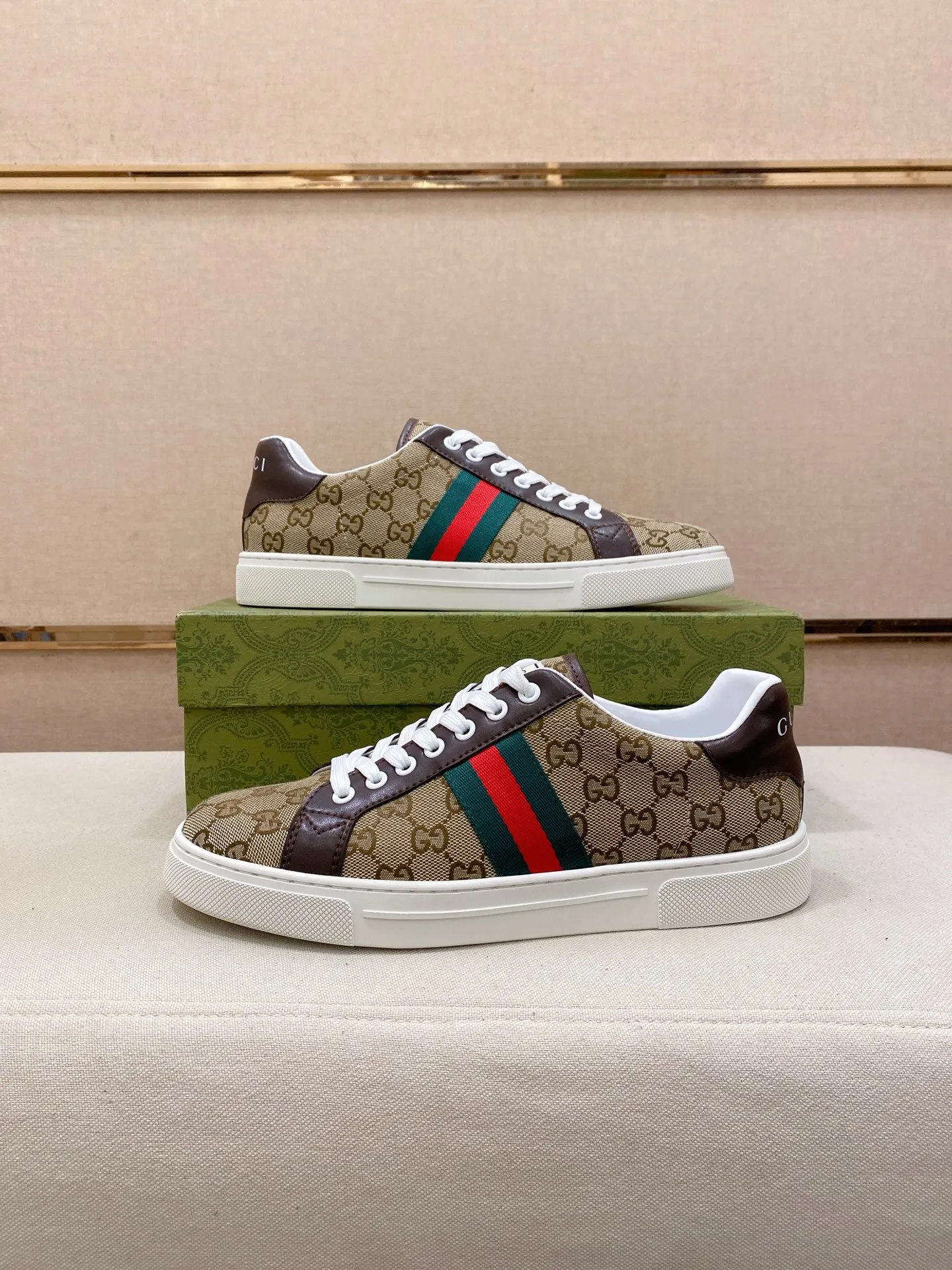 Factory price: 460💰 (GUCCI) The latest model from the official website 🎁🎁Casual and fashionable men's shoes👟, hot style 💥The version is simple and elegant, exclusive for trendy men. Unique official website latest brand elements 👑Gucci original decoration, fashionable and generous, the fabric is original cowhide ✅sheepskin lining, the official website specifies wear-resistant casual outsole, the classic model is taken in kind at the counter🎬38-44 (45 is not returned or exchanged)